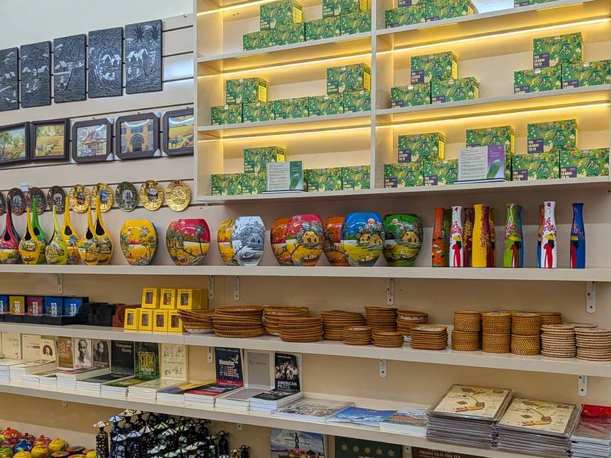 ホアロー刑務所の売店に並ぶ土産物