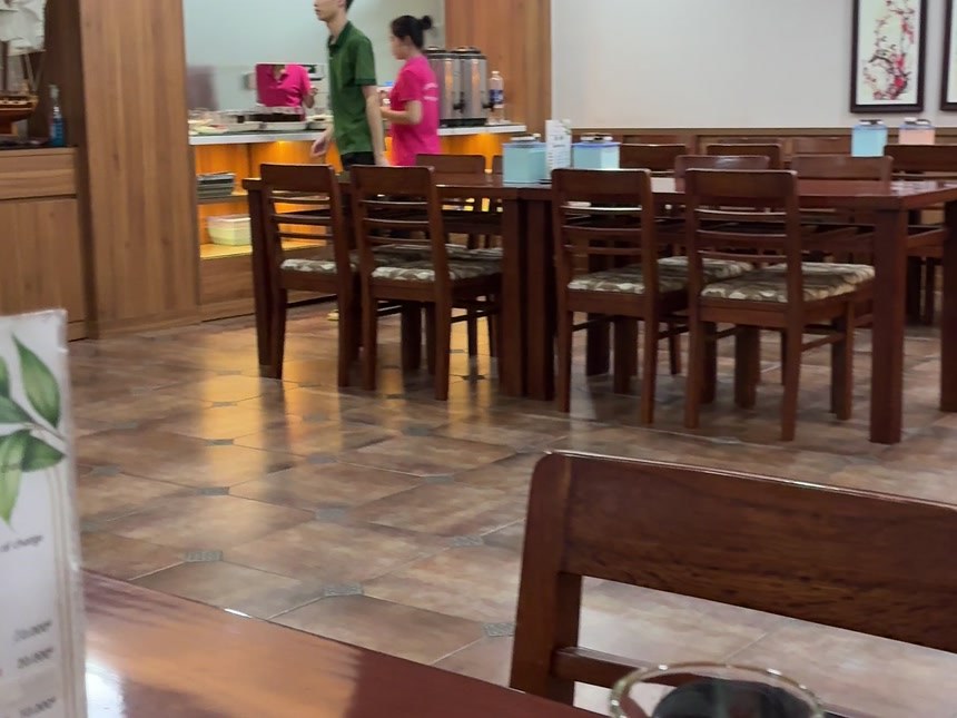 Hương Sen Healthcare 68 An Dương店の食堂。施術後に食事をするテーブル席が並び、奥に配膳カウンターがある