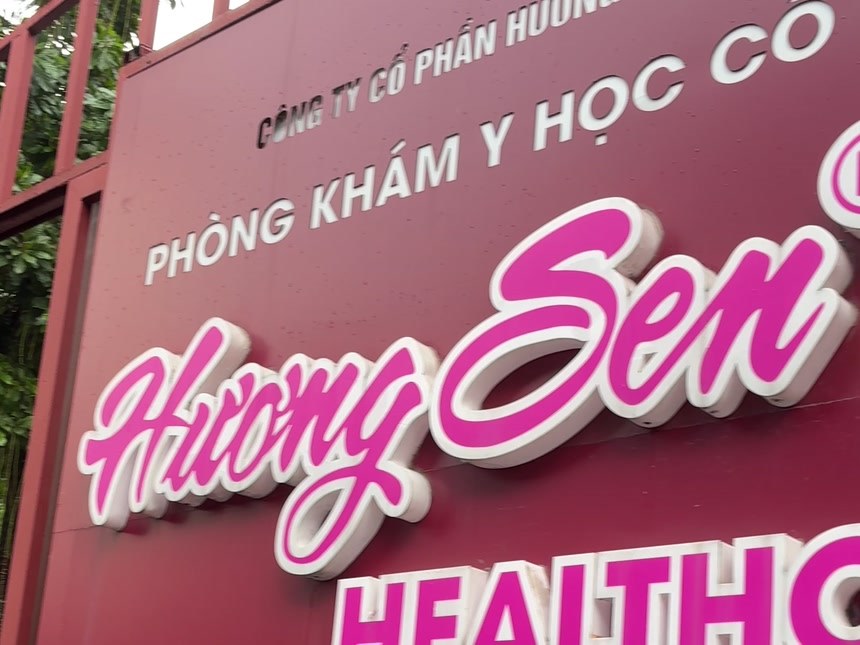 ハノイ西湖にあるHương Sen Healthcareの看板。伝統医学の診療所であることがベトナム語で書かれている