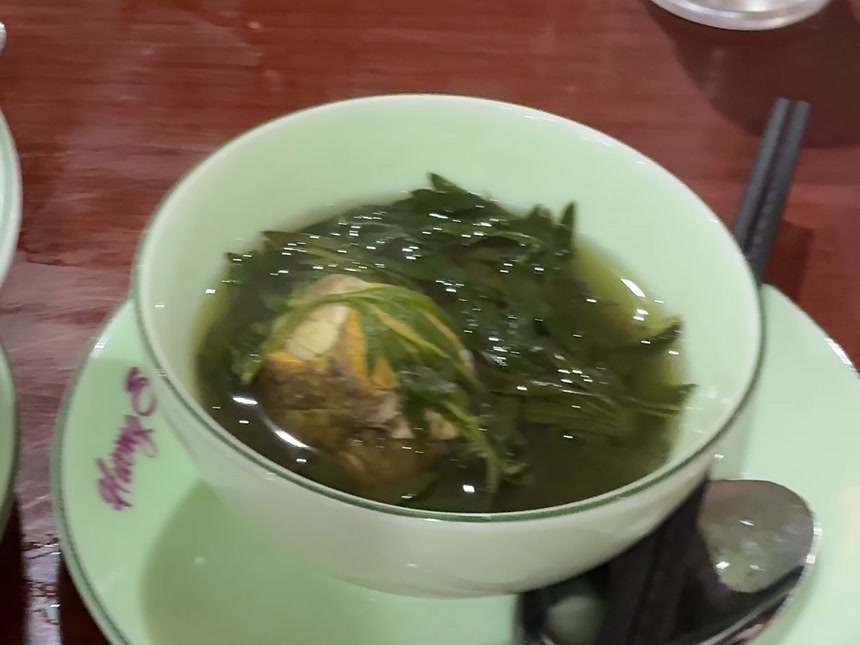 ヨモギと一緒に煮込まれたホビロン。殻から出した卵が緑色の汁に浸かっている