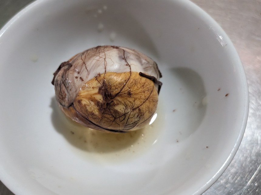 殻を剥ききったホビロン。表面に血管が浮き出ている