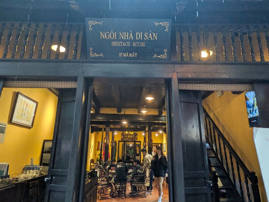 マーマイの家（87 Mã Mây）の入口。「NGÔI NHÀ DI SẢN／HERITAGE HOUSE／87 MÃ MÂY」の看板が掲げられ、奥の座敷に見学者がいる