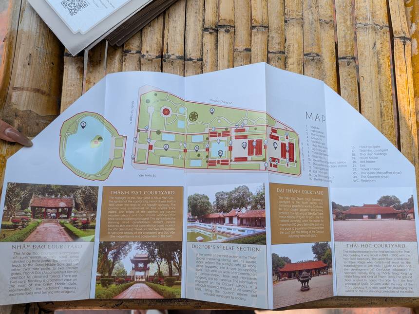 文廟の敷地ガイドマップ。入口から奥へ5つの区画が並び、チケット売り場・鐘楼・鼓楼・土産物店・トイレの位置が番号で示されている。