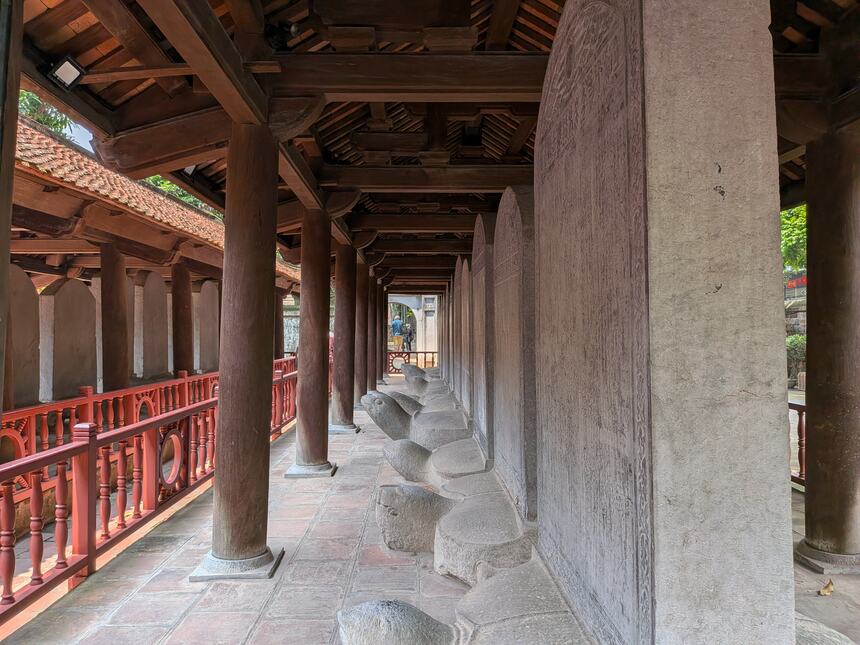 文廟の進士題名碑。石碑が亀の背に載って一列に並んでいる