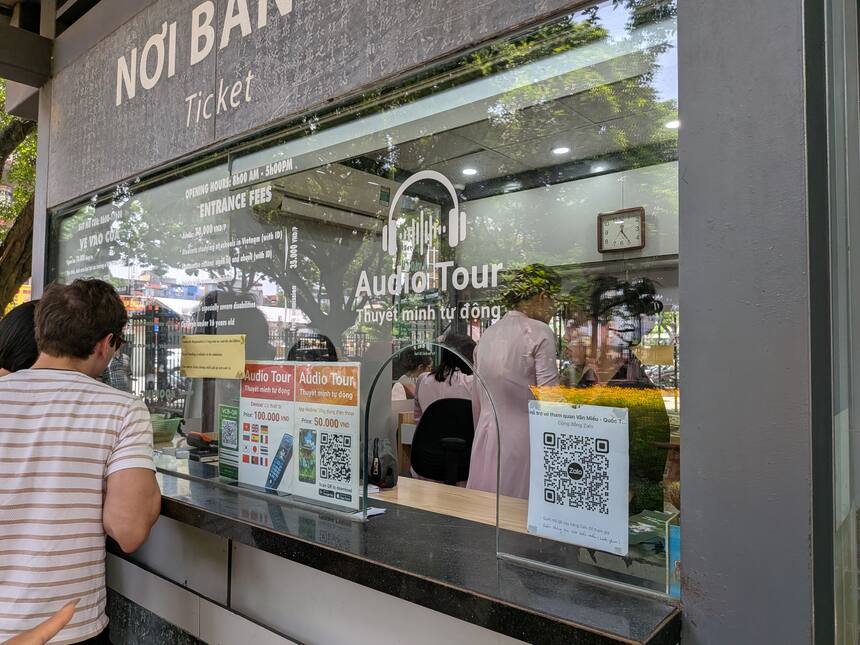 文廟のチケット売り場の窓口。オーディオガイドの料金案内と決済用のQRコードが並んでいる
