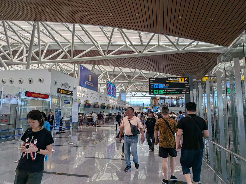 ダナン国際空港のチェックインフロア。左手に有料の優先レーン（PRIORITY LANE）の入口があり、その先に通常のチェックインカウンターが並ぶ。