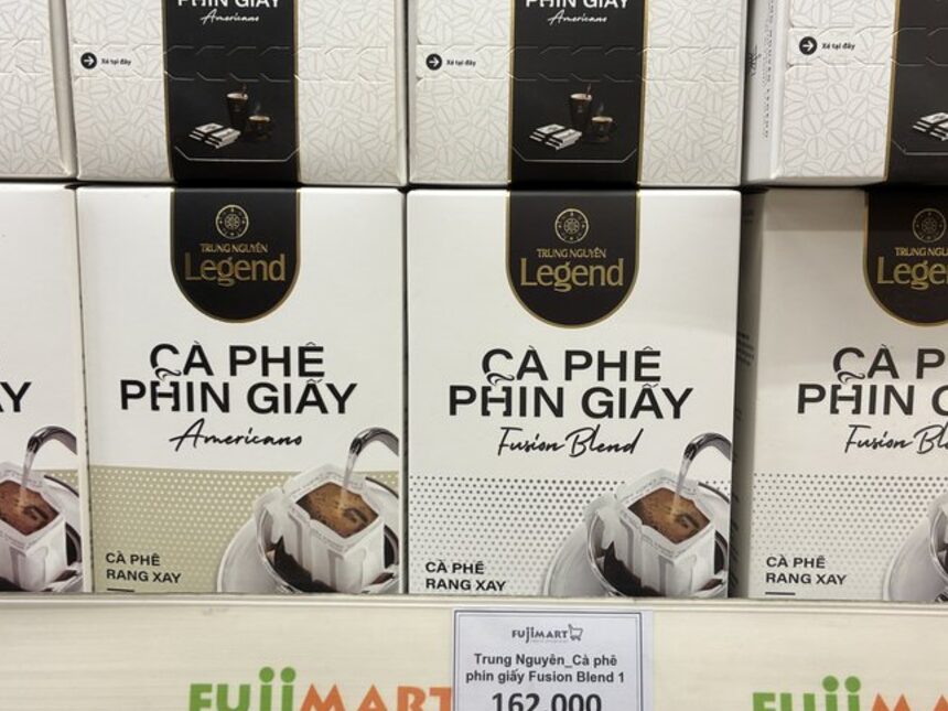 Trung Nguyên Legendのドリップバッグ「CA PHE PHIN GIAY」の白い箱。FujiMartの棚で162,000ドンの値札が付いている。
