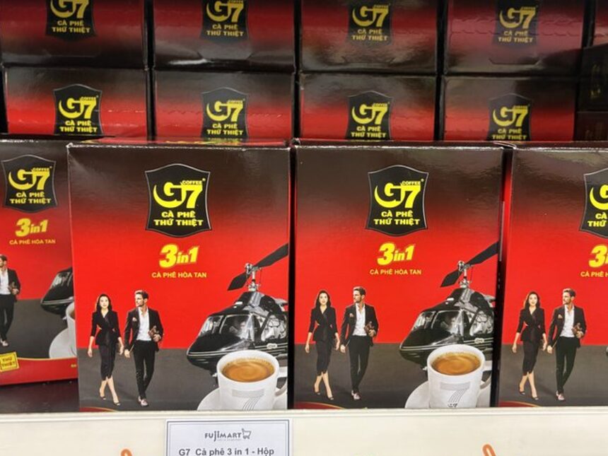 ベトナムのスーパーFujiMartの棚に積まれたG7 3in1インスタントコーヒーの赤い箱。78,000ドンの値札が付いている。