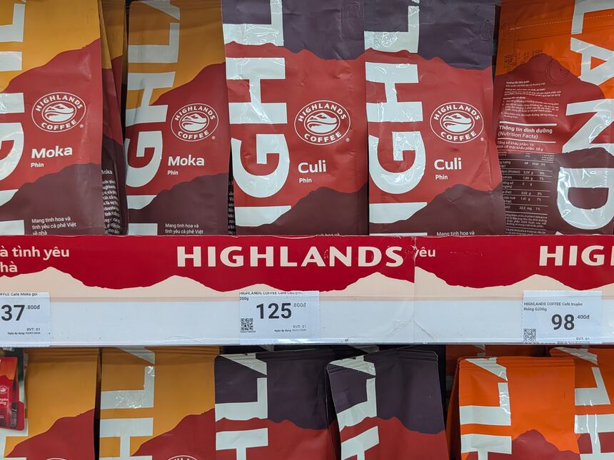 Highlands Coffeeの挽き粉200g袋。MokaとCuliとTruyền Thốngが並び、98,400〜137,800ドンの値札が付いている。