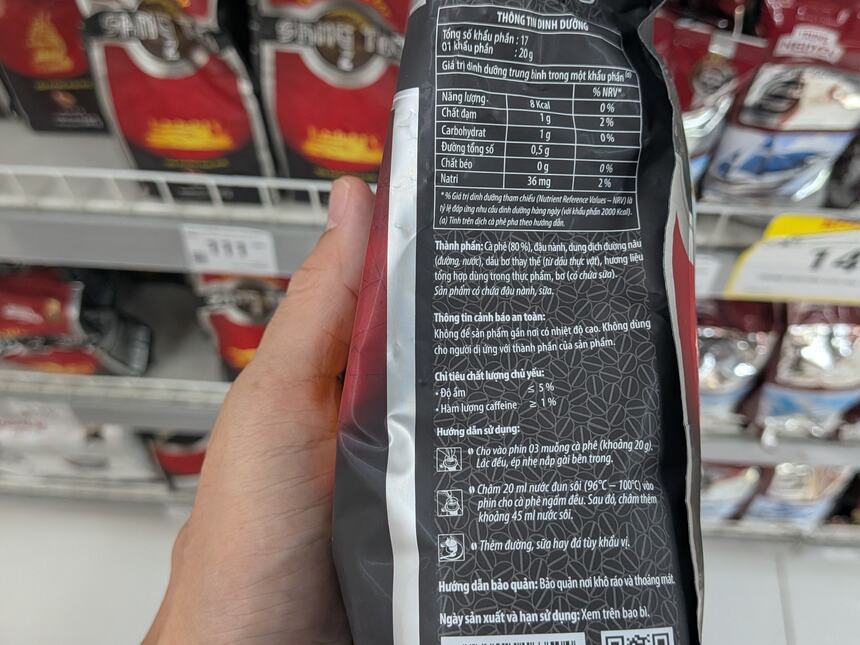 Sáng Tạoの袋の裏の表示。原材料欄にコーヒー80%、大豆、黒糖液などが並び、1袋17杯分・1杯20gと書かれている。
