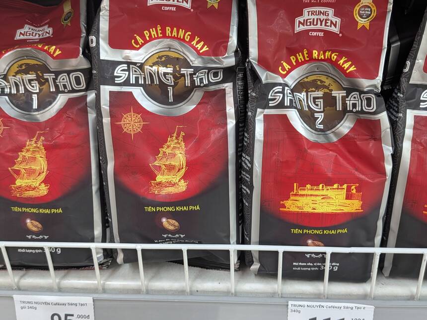 Trung NguyênのSáng Tạo 1とSáng Tạo 2の340g袋。スーパーの棚に95,000ドンと111,100ドンの値札が並ぶ。