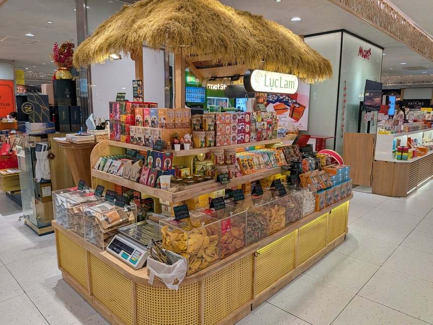 ベトナムのショッピングモール内にあるドライフルーツの量り売りスタンド