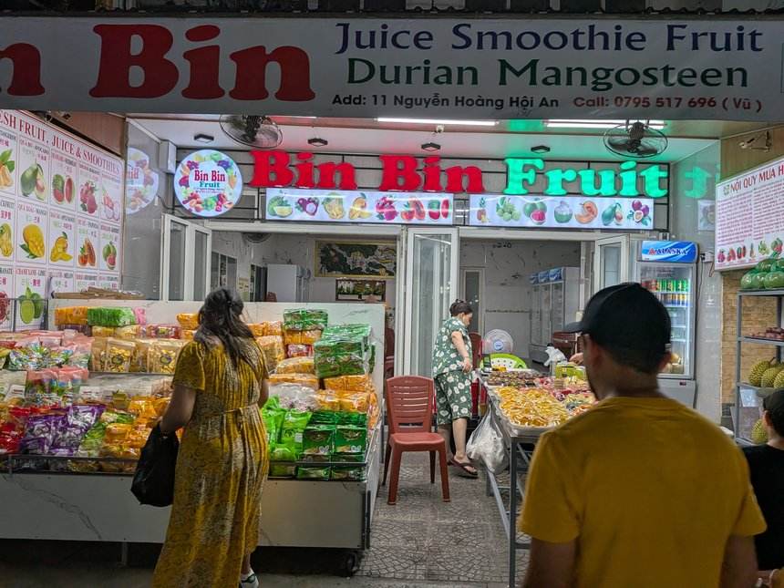 ベトナムの市場でドライフルーツを量り売りする店