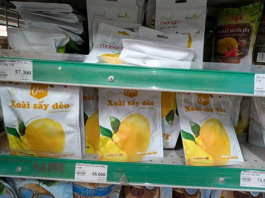 ベトナムのスーパーの棚に並ぶOHOOのドライマンゴーと35,000ドンの値札