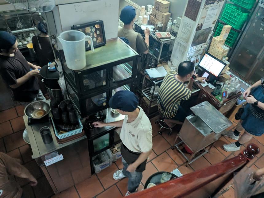 Cafe Giảngの1階の作り場。スタッフが小さな器を並べてエッグコーヒーを作っている。