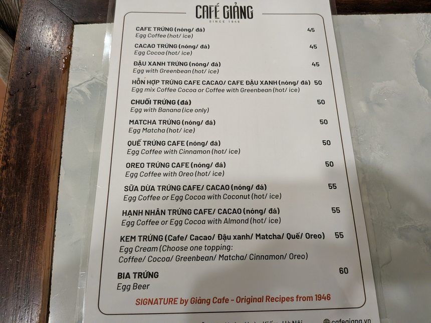 Cafe Giảngのメニュー表。CAFE TRỨNG 45からBIA TRỨNG 60まで、卵の飲み物が12品並んでいる。