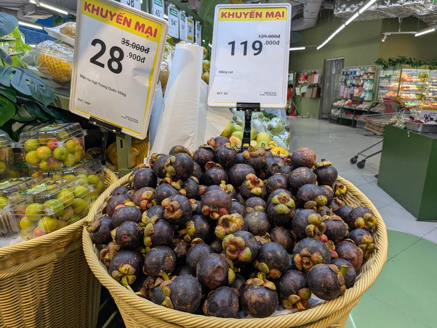 ハノイのスーパーで売られるマンゴスチン 1kg119,000ドン