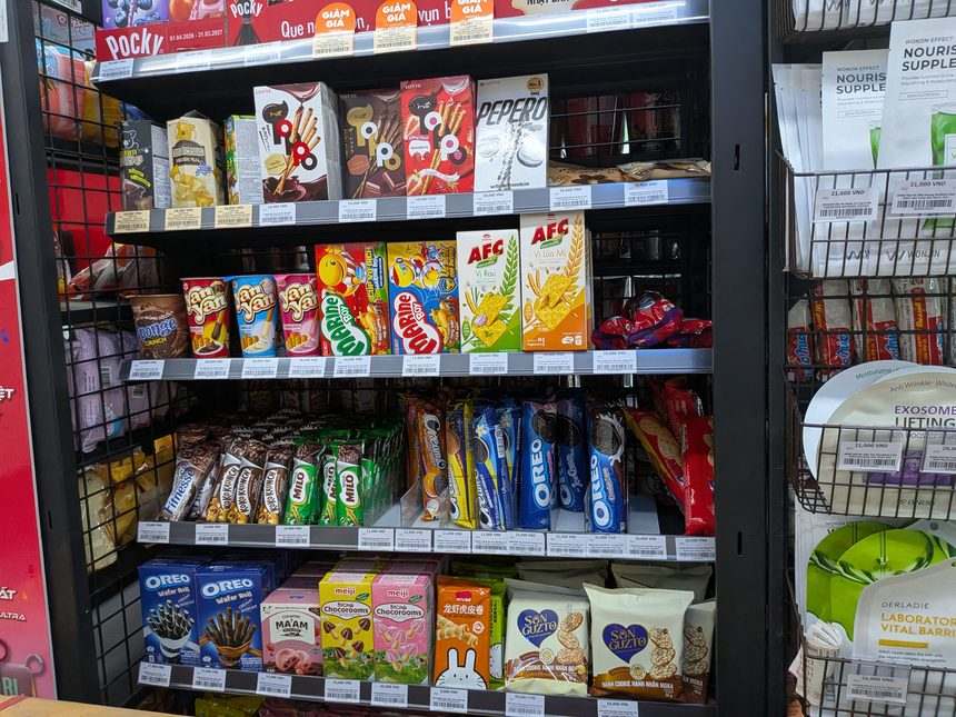 ベトナムのコンビニの菓子棚に並ぶAFCクラッカー