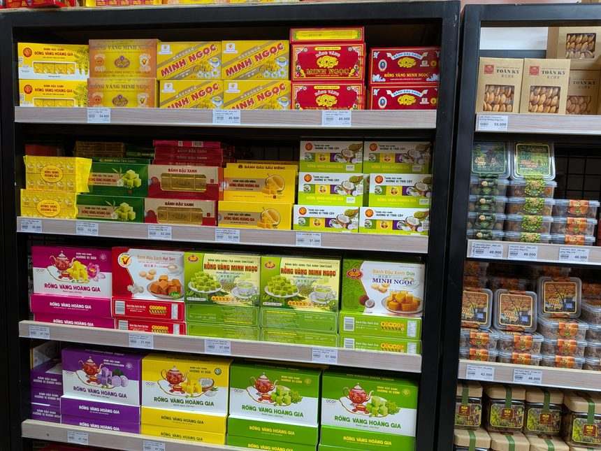 ベトナムのスーパーに並ぶ緑豆菓子バイン・ダウサインの棚