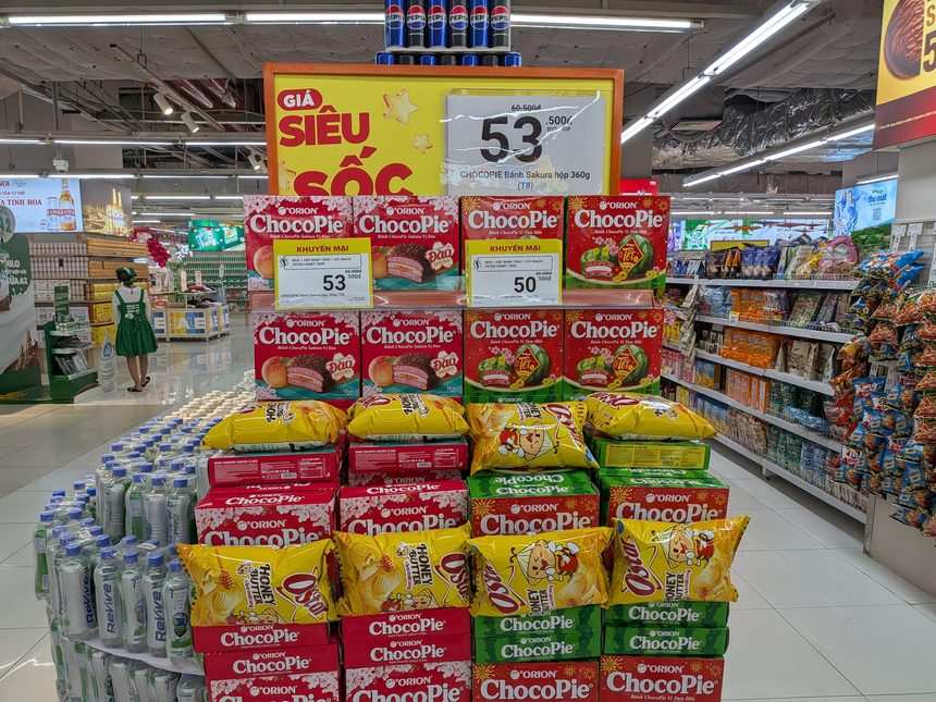 ベトナムのスーパーで特売されるオリオンのチョコパイ