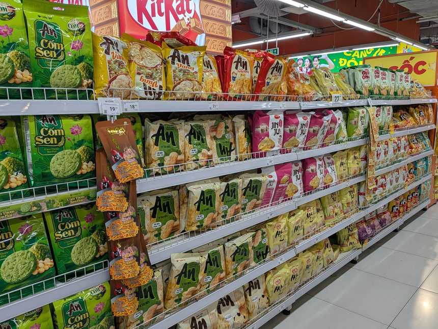 ベトナムのスーパーに並ぶ蓮の実入り米菓Com Sen