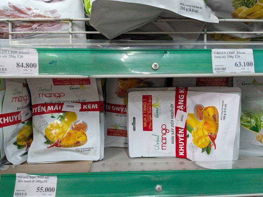 ベトナムのドライマンゴー(塩唐辛子味)のパッケージと値札