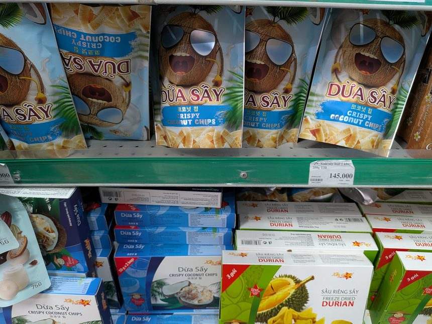 ベトナムのココナッツチップスDua Sayのパッケージと値札
