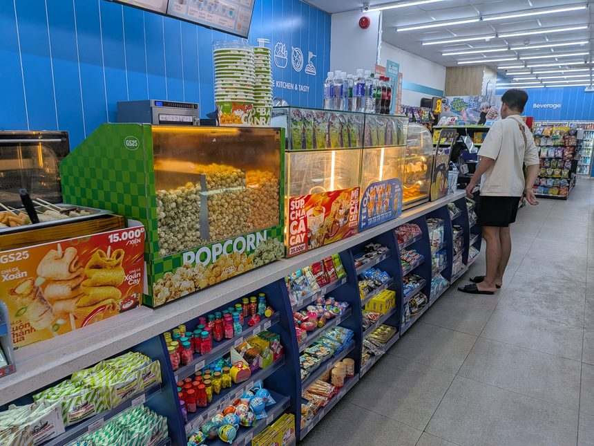 ベトナムのコンビニGS25の店内