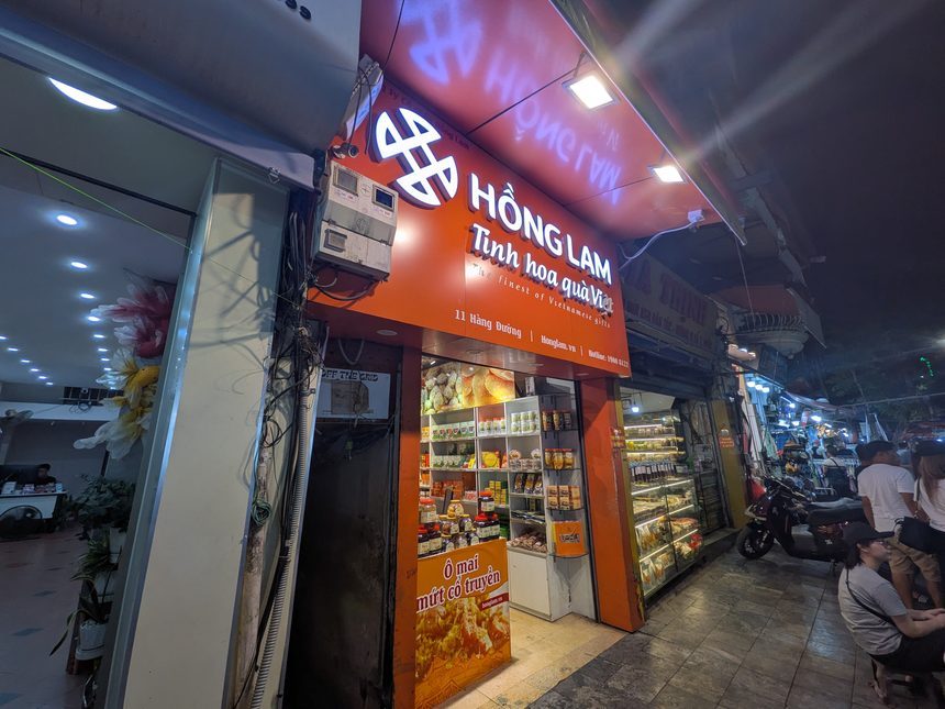 ハノイ旧市街の伝統菓子専門店ホンラムのオレンジ色の看板