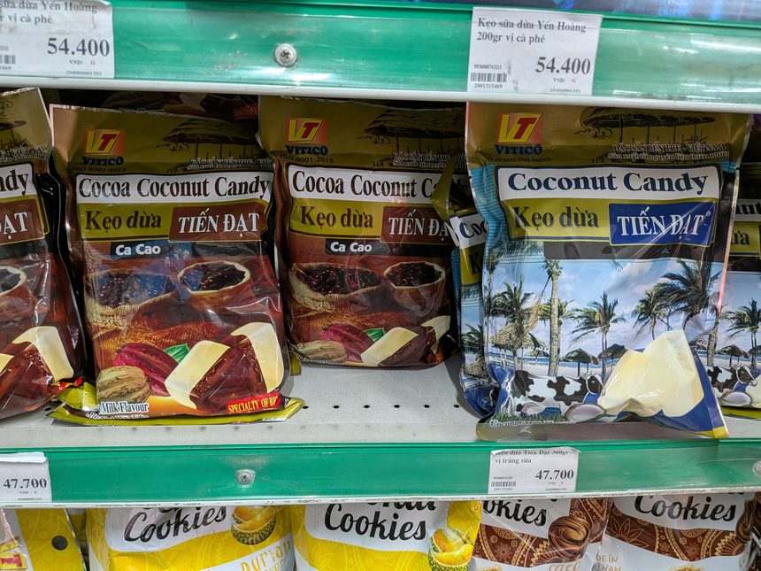 ベトナムの土産店に並ぶティエンダットのココナッツキャンディー