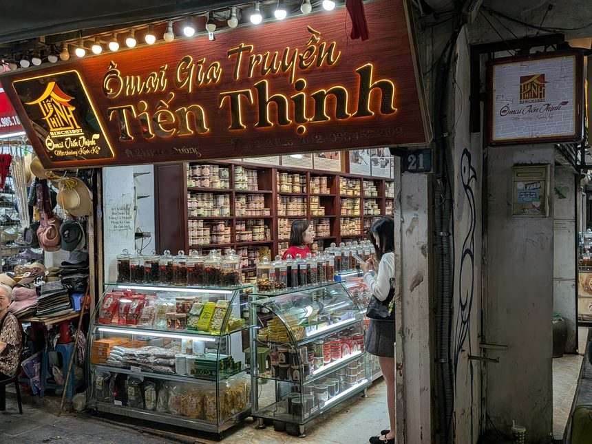 ハノイ旧市街のオーマイ専門店の木製看板