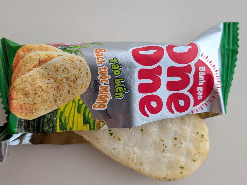 ベトナムのライスクラッカーOne Oneの袋と中身