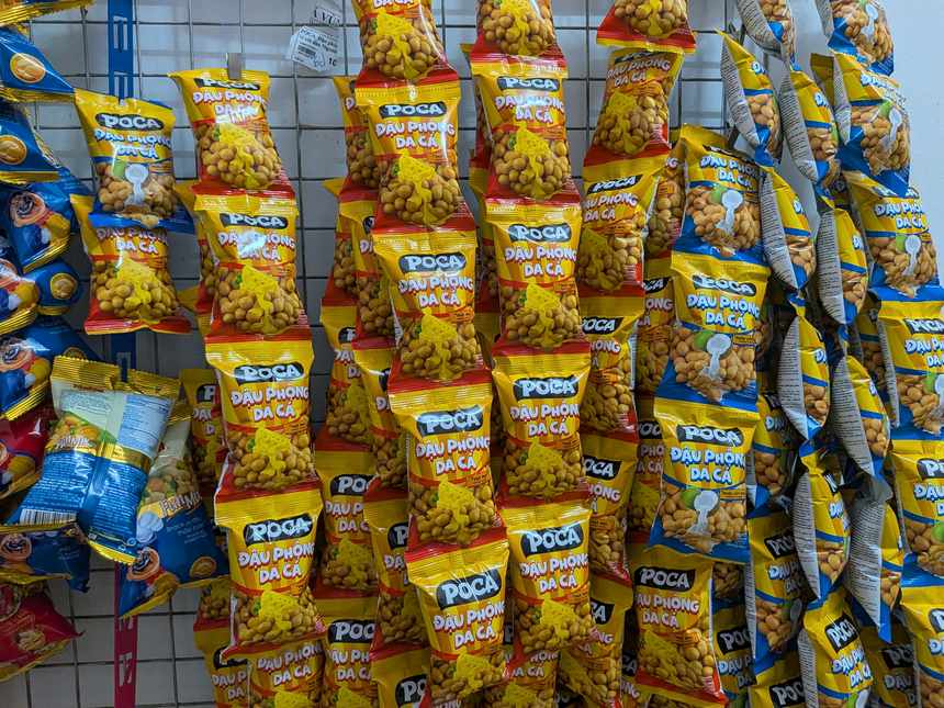 ベトナムの店に吊り下げられたPOCAのダウフォン・ザーカー(衣つきピーナッツ)