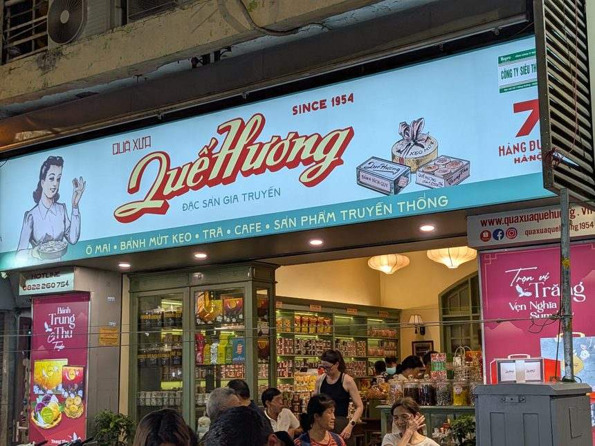 1954年創業と掲げるハノイの伝統菓子店クエフオンの店頭
