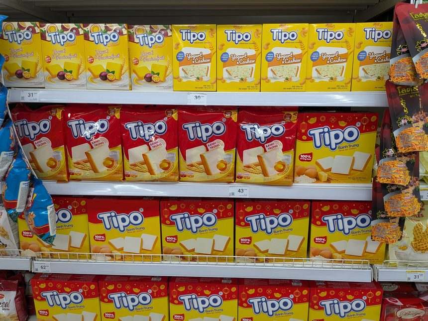 ベトナムのスーパーの棚に並ぶTipoのビスケット