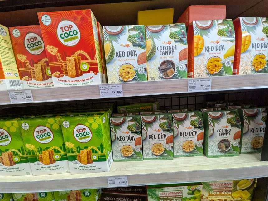 ベトナムのスーパーに並ぶTOP COCOのココナッツ焼き菓子と値札