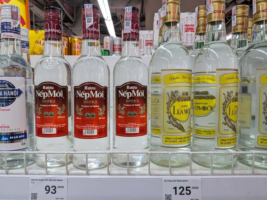 ベトナムのスーパーに並ぶネプモイ500mlとルアモイ700ml。値札は93,000ドンと125,000ドン