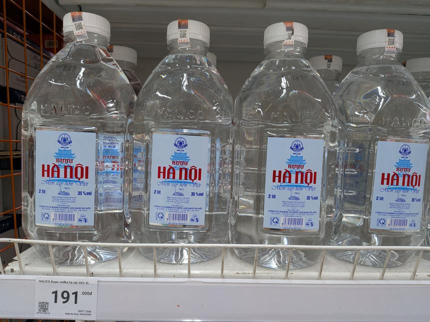 ベトナムのスーパーで売られている2Lペットボトル入りのルオウ・ハノイ35%。191,000ドン