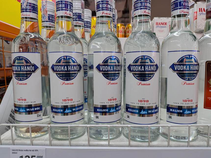 ベトナムのウォッカハノイ プレミアム500ml。ラベルに100%ベトナム米と1898年創業の表示