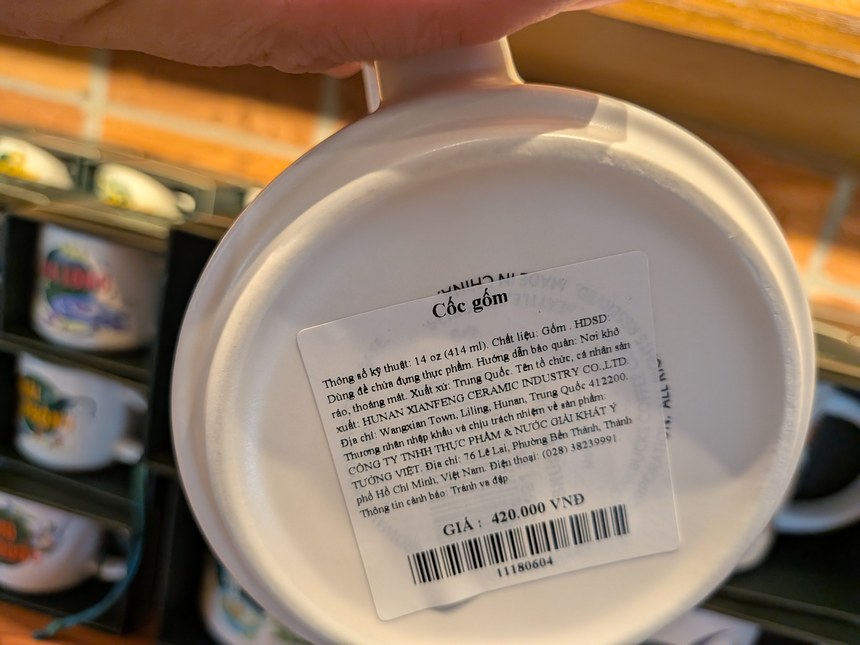ベトナムのスターバックス都市名入り14oz陶器マグの底面にある420,000VNDの値札