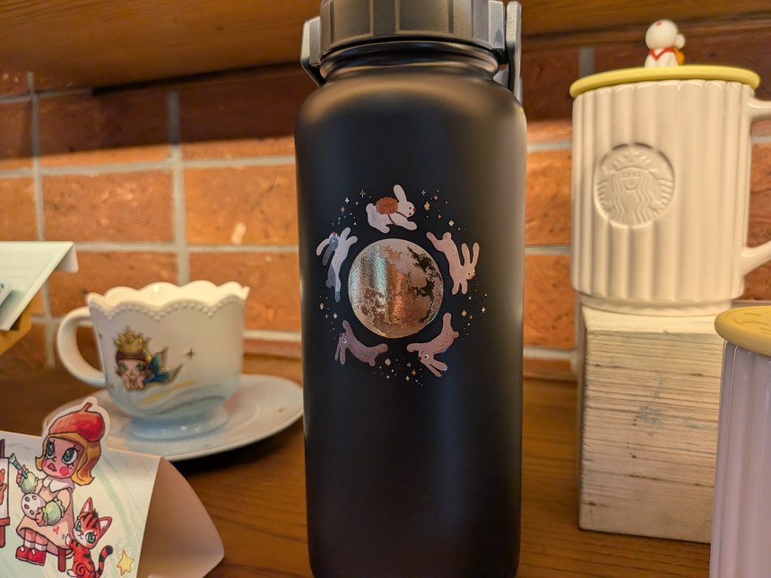 2026年8月にベトナムのスターバックスで販売されていた月とうさぎ柄の中秋節タンブラー
