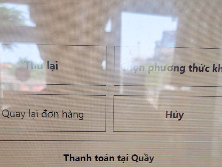 ベトナムのスーパーのセルフレジの画面。ベトナム語だけで「Thanh toán tại Quầy」などの選択肢が表示されている