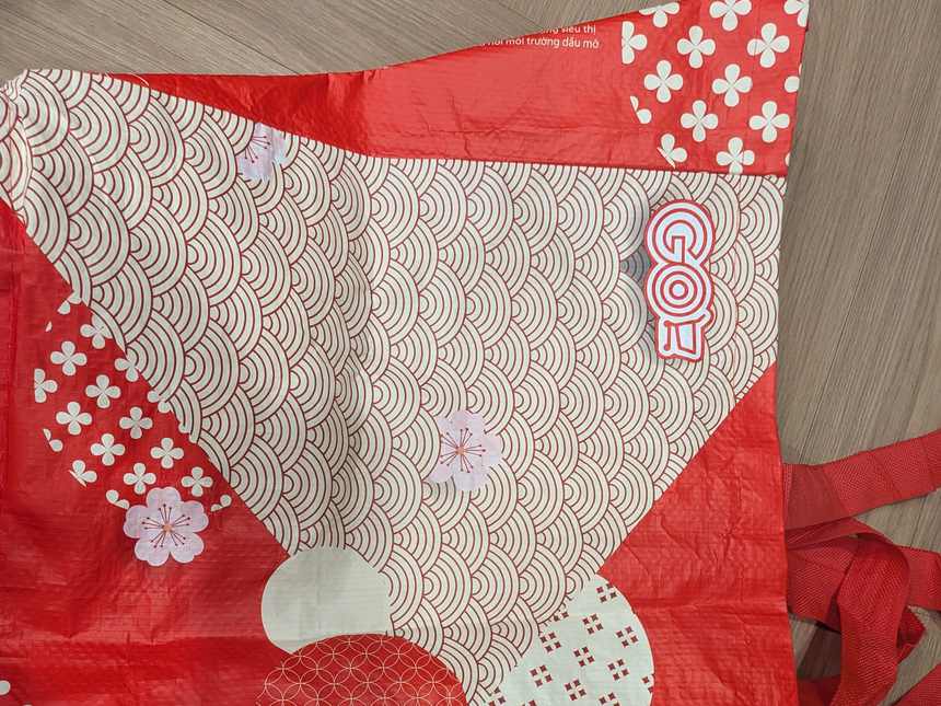 ベトナムのスーパーGO!/Central Retailの繰り返し使えるショッピングバッグ。テト柄の赤いデザイン