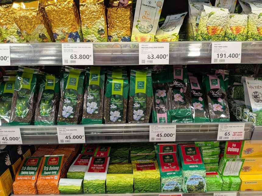 ベトナムのスーパーの茶葉売り場。タイグエン産の緑茶200gに63,800ドンの値札が付いている