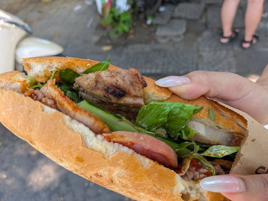 バインミーフーンのバインミー。細長いパンから焼き豚、ハム、きゅうり、パクチーがはみ出している