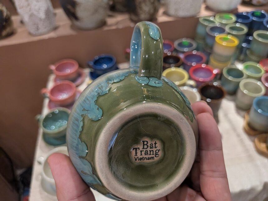 器の底に入った「Bat Trang Vietnam」の刻印