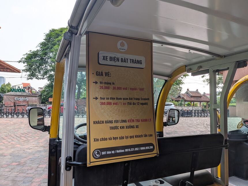 バッチャン村を走る電動カートの車内に掲示された料金表