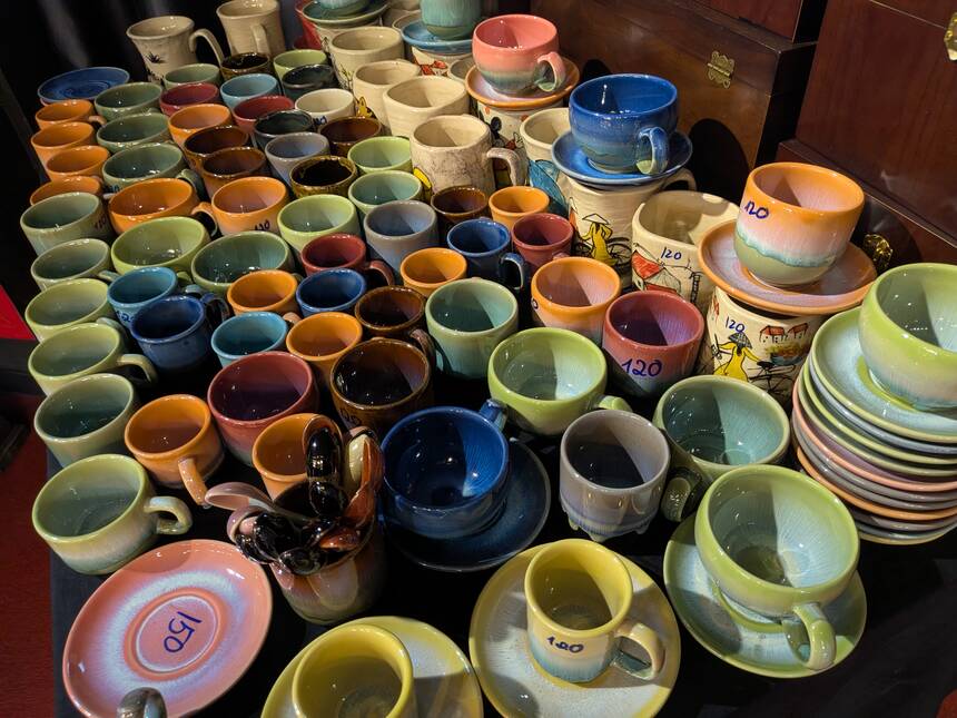 バッチャン陶芸博物館の売店に並ぶマグカップ。器に直接値段が書かれている