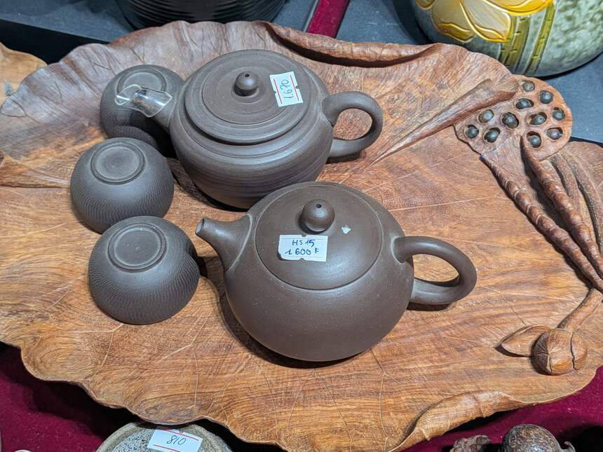 160万ドンの値札が貼られた紫砂の急須