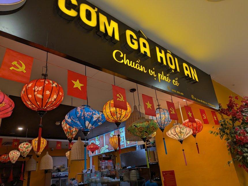 ハノイにある「CƠM GÀ HỘI AN」の看板を掲げたコムガーの店。店先にホイアン風のランタンが下がっている